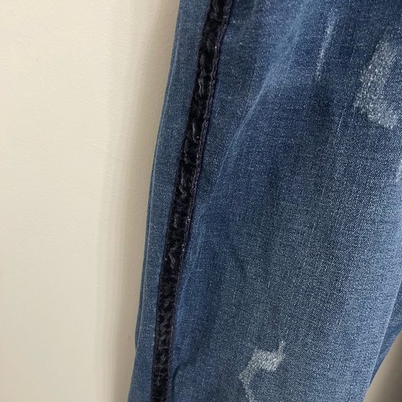 Canyon Retreat (Denim & Co.) distressed jeans with tuxedo stripe - Picture 2 of 11